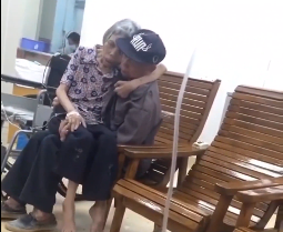 这就是爱情的模样吗？广西一爷爷将奶奶抱在怀里…