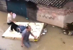 全州患病老人遭遇洪水圍困 危急時刻4名黨員干部破水趕來