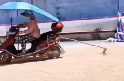 天熱地面燙腳，廣西女子騎電動車翻稻谷！網友：多轉幾圈可直接淘米了！