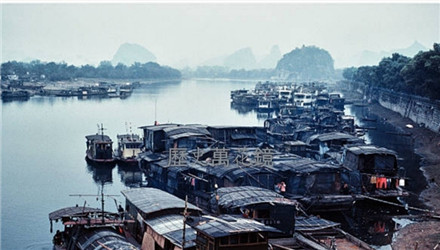 1982年桂林解放桥，漓江上的船家！