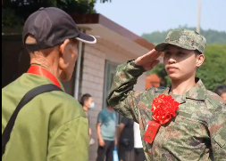 桂林一位爺爺送新兵孫子入伍，互敬軍禮告別的畫面令人感動！