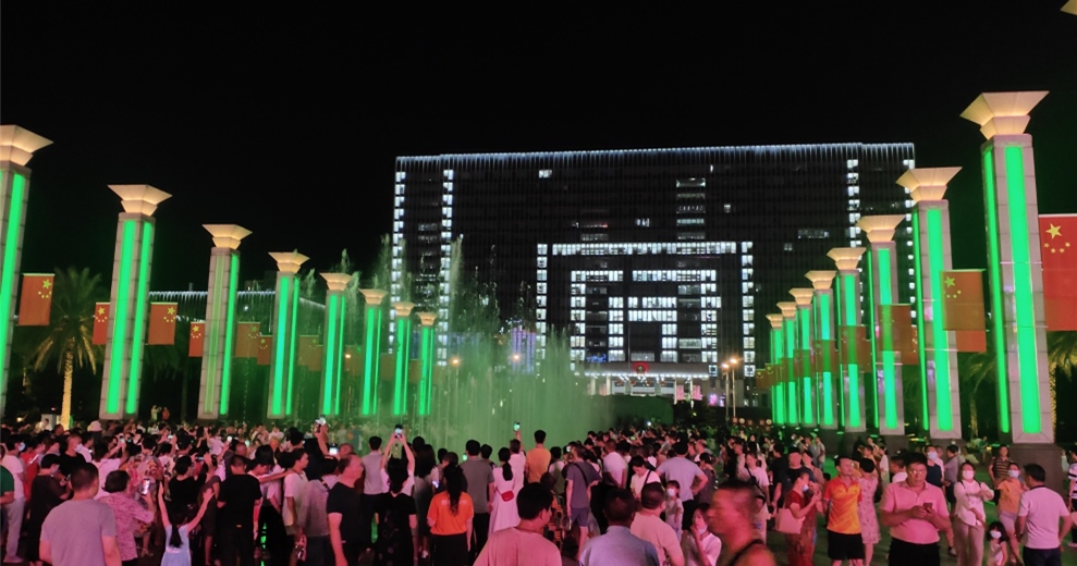 2022见证桂林新区的“人头”，市民广场前的