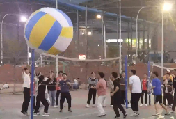 好像人類的排球掉進“小人國”！桂林一高校學生在校園內打巨型排球引圍觀。