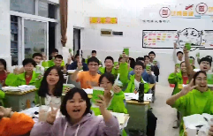桂林一老師送學生們每人一杯奶茶，“所有祝福都融進奶茶里！”