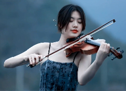 山水為幕，煙雨為臺！桂林一高校美女教師在煙雨中演奏小提琴