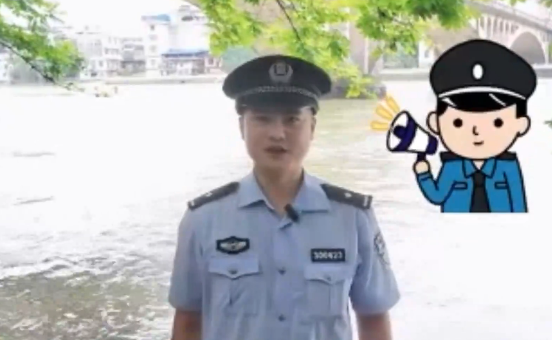 警察叔叔用灌陽話提醒小朋友們，夏天防溺水很重要！