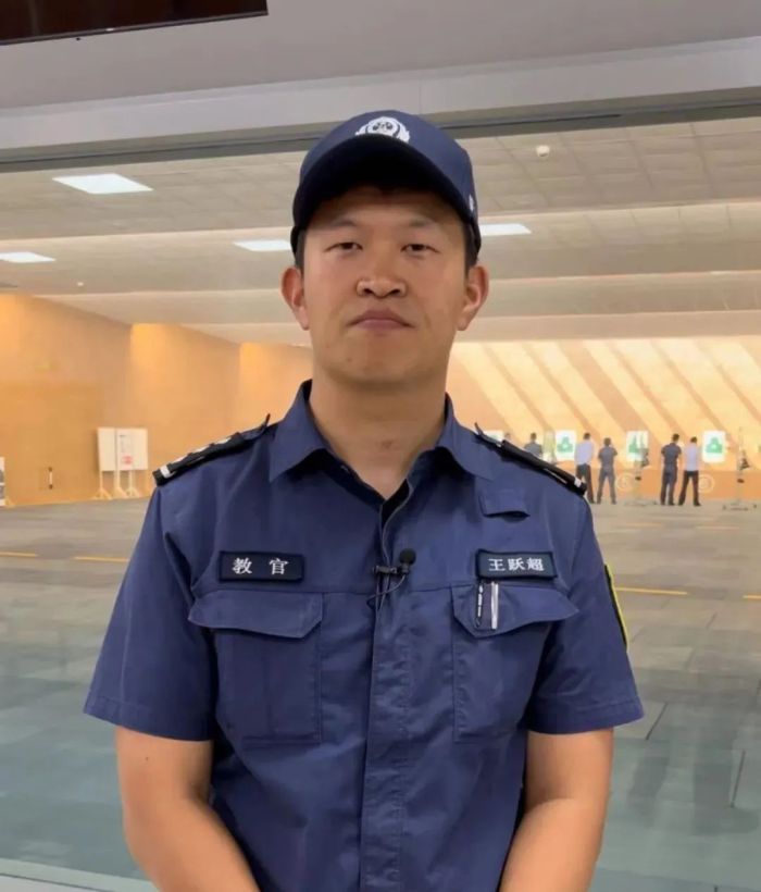 光膀男子从后面踢警察图片