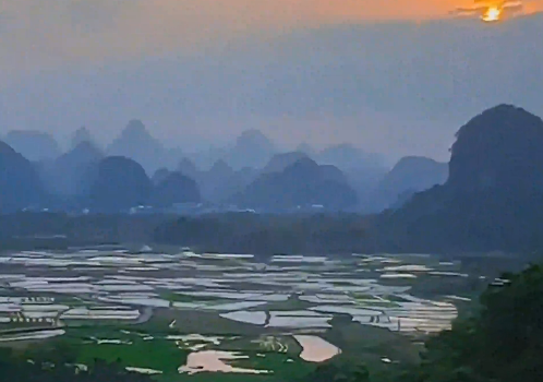 “真的太美了，以后還會來！”游客被桂林山水驚艷到，紛紛停在路邊拍攝