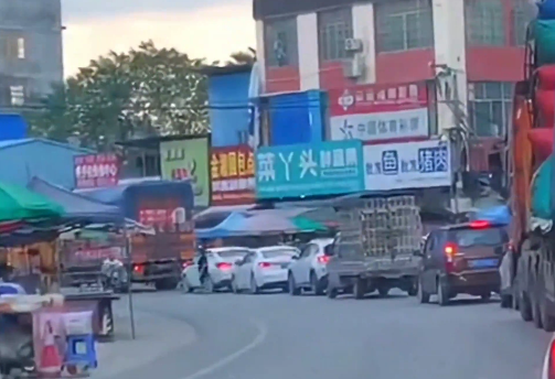 途径广西乡镇街上遇堵车，都在认真排队，无人插队！拍摄者：广西人的素质从来没有让人失望过