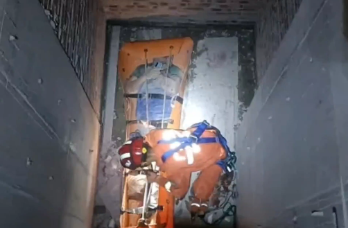 男子不慎跌落7米深通風管井，桂林消防緊急救援！