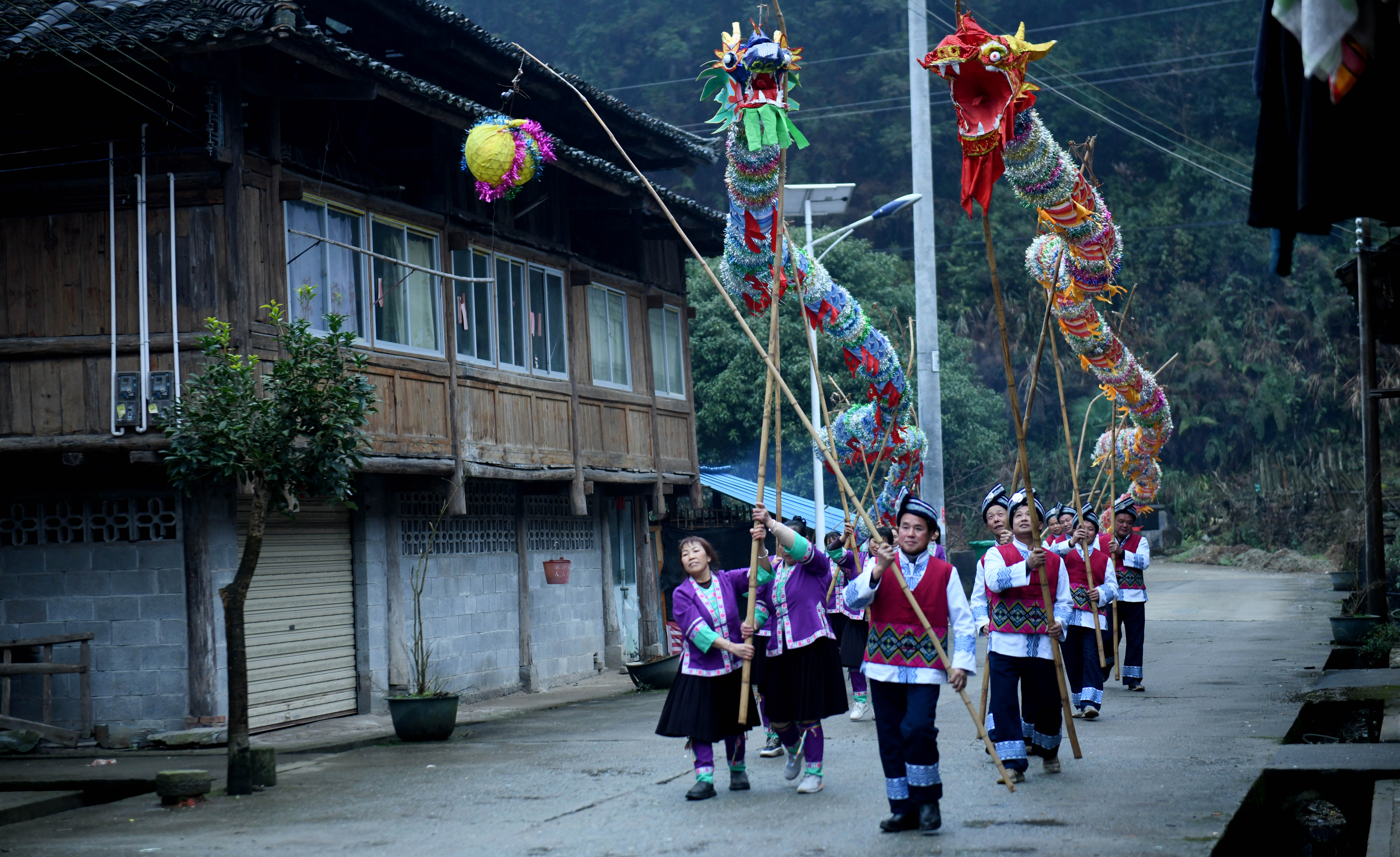 廣西龍勝：侗族民眾學舞吊龍迎新春