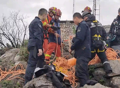 男子登山拍照坠崖摔伤，桂林消防紧急救援