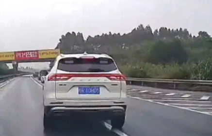 扣24分！女子开豪车在桂林高速上逆行又倒车