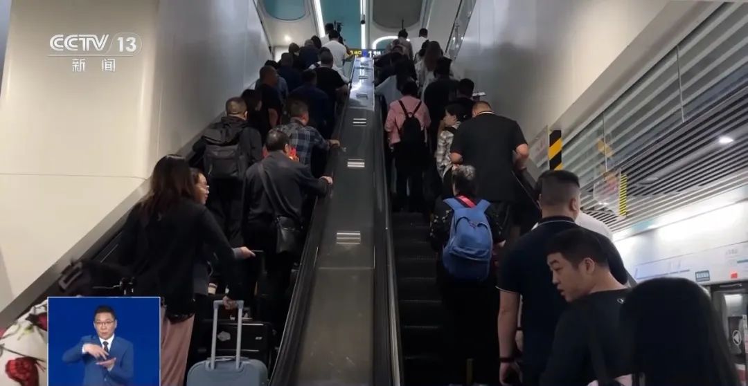 关注 | 乘坐扶梯要“左行右立”吗？成都地铁：不提倡！专家解读→