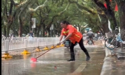 洪水退去，桂林各城区全力开展清淤工作