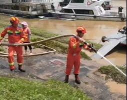 桂林消防全力开展排涝清淤工作，助力恢复生产生活秩序