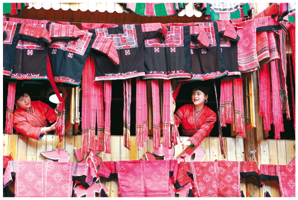 龍勝“曬衣節”： 曬紅衣傳民俗 文化賦能鄉村旅游新發展