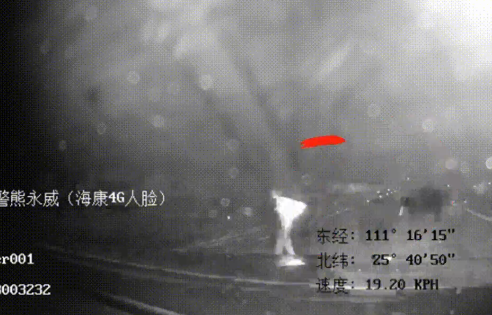 惊险！八旬老人在高速快车道上逆行，桂林民警“百米冲刺”救人