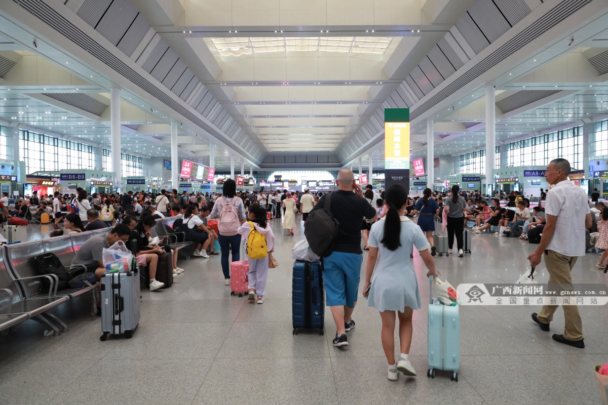 中秋假期国铁南宁局预计发送旅客240万人次 客流高峰日为9月18日